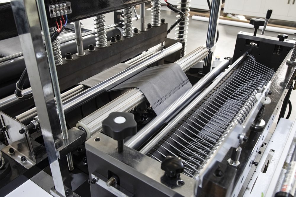 Oyang 15 C700/800 Non Woven D-Cut Bag Making Machine photo 5