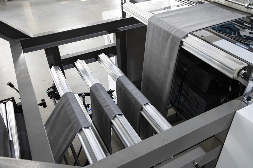 Oyang 15 C700/800 Non Woven D-Cut Bag Making Machine photo 4